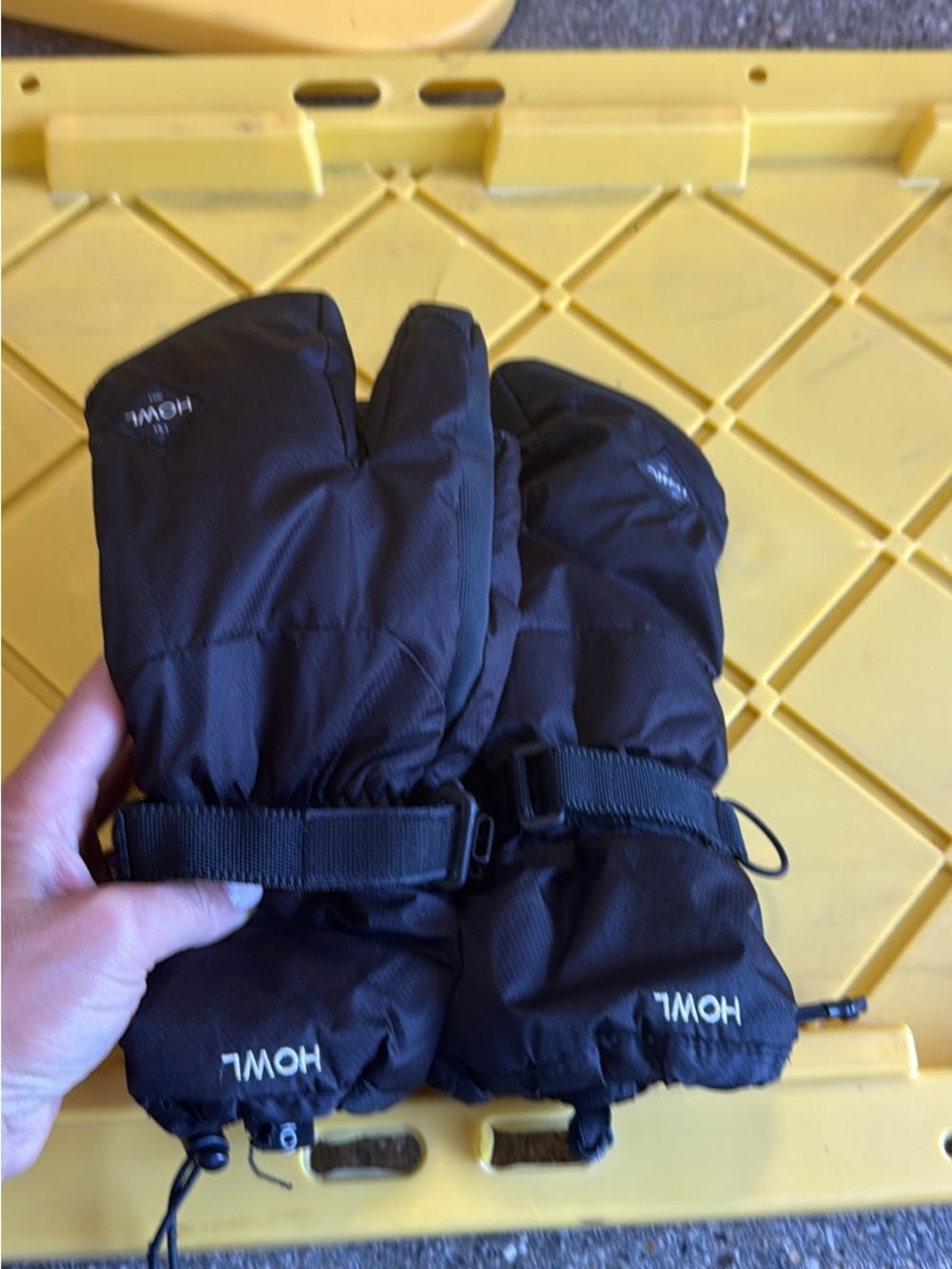 howl supply medium Mittens